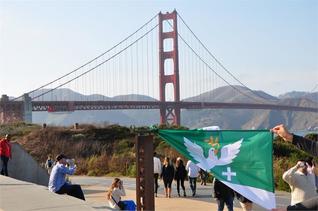 Zlobivý vítr v San Francisku a poloviční vlajka, most Golden Gate Bridge, stát Kalifornie