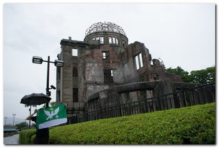 Hirošimský památník míru (Atomový dóm). Budovu navrhl český architekt, náchodský rodák Jan Letzel a je to nejbližší budova k epicentru výbuchu atomové bomby Litle Boy (6. srpna 1945), která zůstala stát. Město Hirošima, stát Japonsko.