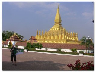 Hořičky se svou slávou Slunce dotýkají. Stavba Pha Tath Luang (Velká stúpa), která je ve státním znaku Laosu.