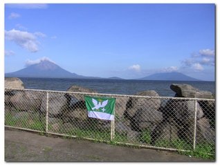 Z pevniny měla naše vlajka pěkný výhled na ostrov Ometepe, na kterém jsou dvě sopky Concepción (dosud činná) a Maderas. Stát Nikaragua, světadíl Amerika.