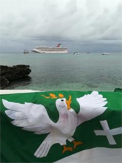 George Town - pohled z pevniny na výletní loď Carnival Cruise (září 2018, Kajmanské ostrovy, Karibik)