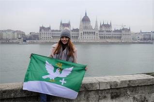 Budapešť - Országház - sídlo Maďarského parlamentu, pohled přes řeku Dunaj (prosinec 2018, Maďarsko)