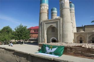 Vlajka Hořiček před jednou z mnoha mešit v Samarkandu, stát Uzbekistán
