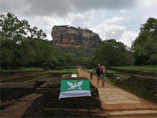 Sigiriya - skalní chrám pod záštitou UNESCO. 200 m nad terénem se nacházejí pozůstatky města se zahradami a zbytky budov. Vesnice Ehalagala, stát Srí Lanka (do r.1972 Cejlon).