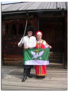 Nataša a Ivánek v historickém oděvu ve skanzenu poblíž Irkutska. Podobnost Ivánka s naším spoluobčanem není náhodná. Irkutská oblast, Ruská federace.