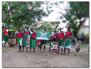 Po úžasném výkonu se žáci bubenické školy uvolili přidržet vlajku Hořiček. Burundská republika, Afrika.