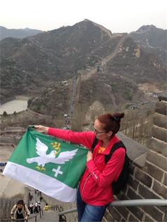 Obecní vlajka Hořiček a Velká čínská zeď připomínají Davida a Goliáše. Čínská lidová republika, světadíl Asie