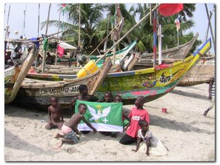 Rybářské bárky u hlavního města Accry, stát Ghana, světadíl Afrika