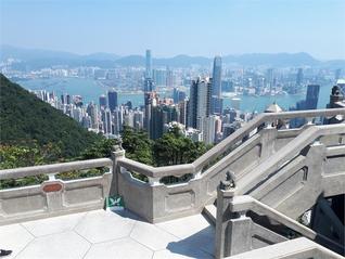 Vyhlídka na Hongkong z věže The Peak Tower na hoře Victoria Peak.