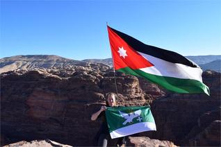 Naše vlajka v nadmořské výšce 1000 m n. m. Ruku v ruce s tou jordánskou vyhlížejí do údolí. Jordánsko - oficiální název Jordánské hášimovské království.