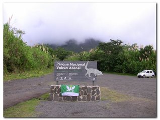 Vlajka Hořiček v Národním parku Arenal. V pozadí lze v mlze jen tušit sopku. Stát Kostarika, světadíl Amerika.