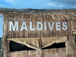 Vše říkající název státu, který přivítal naši vlajku na svém území. Maledivská republika, světadíl Asie.