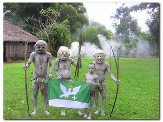 Obecní vlajka Hořiček v držení tzv. bahenních mužů kmene ASARO ve vesnici Komunive. Některé hliněné masky váží až 5 kilogramů!