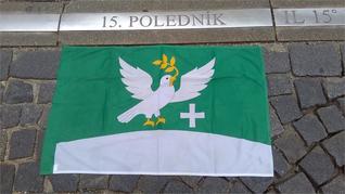 Vlajka Hořiček na 15. poledníku východní délky poblíž proboštského kostela Nanebevzetí Panny Marie. Jindřichův Hradec.