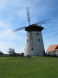 Bukovany, Bukovanský mlýn ve výšce 325 m n. m. Rozhledna v podobě větrného mlýna (lopatky poháněné motorem).