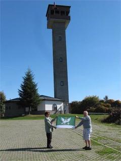 Bystřice nad Pernštejnem, místní část Karasín, rozhledna se stejnojmenným názvem, obecní vlajku drží kolemjdoucí turisté z Orlických hor, kteří znali naši obec