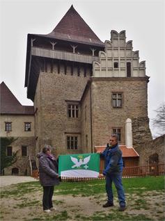Obecní vlajka před hradem v Lipnici nad Sázavou