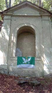 obecní vlajka ve výklenku jedné z kapliček Křížové cesty, která vede podél přístupové cesty na hrad Bezděz, kopec Velký Bezděz