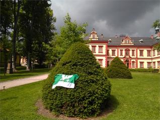Naše vlajka v zahradě zámku v Jilemnici.