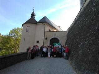 Účastníci zájezdu Obecně prospěšné společnosti "Pechanec" před vstupem do hradu Český Šternberk