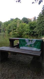Naše vlajka u Konopišťského rybníka (v pozadí zámek), Konopiště